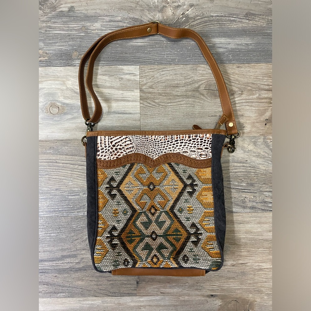 Myra crossbody